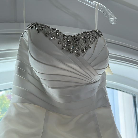 Casablanca off-white satin wedding gown - Picture 5 of 16
